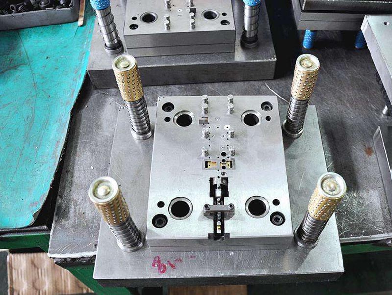 雅江模具制造-01